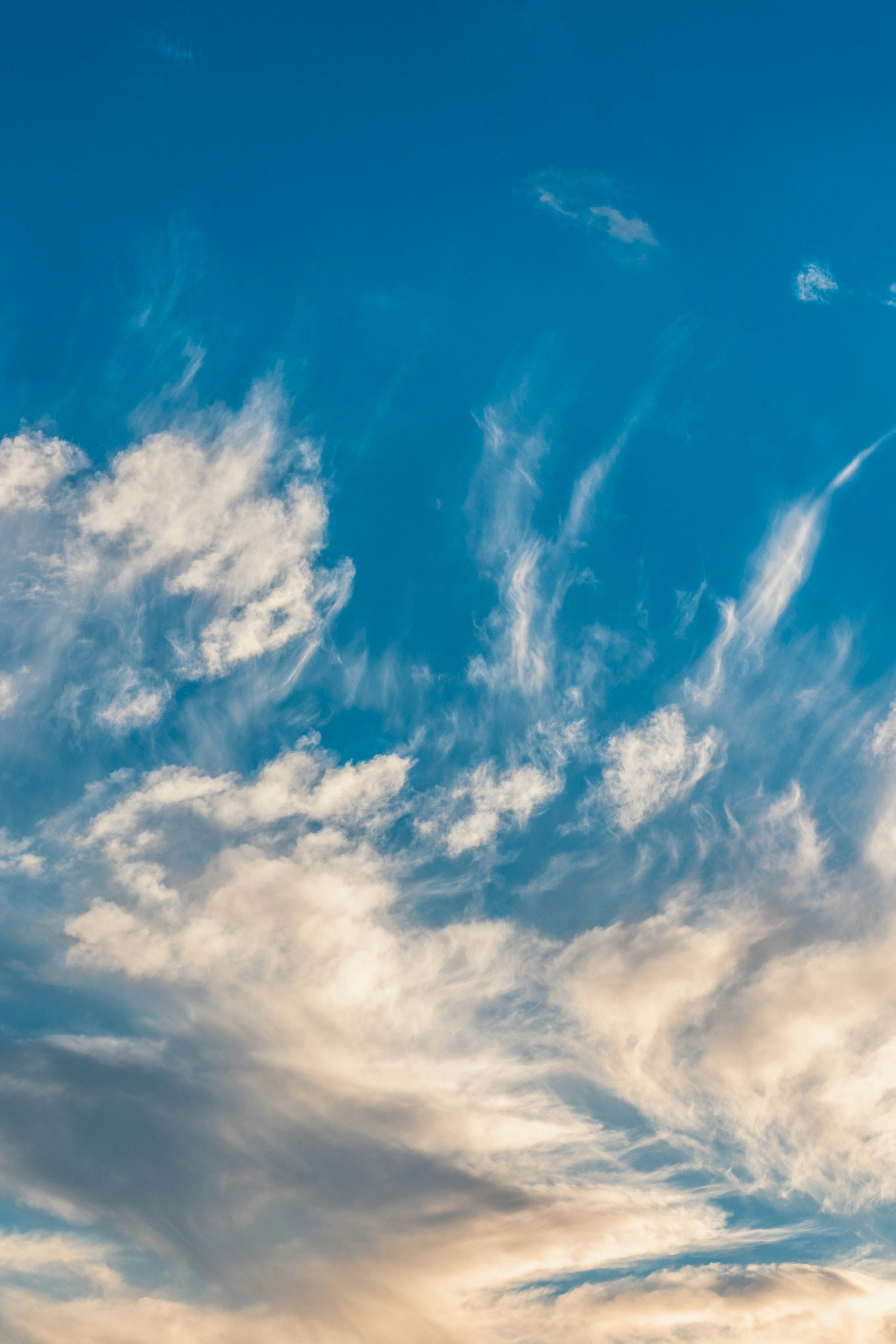 Zarte Wolken in blauem Himmel
