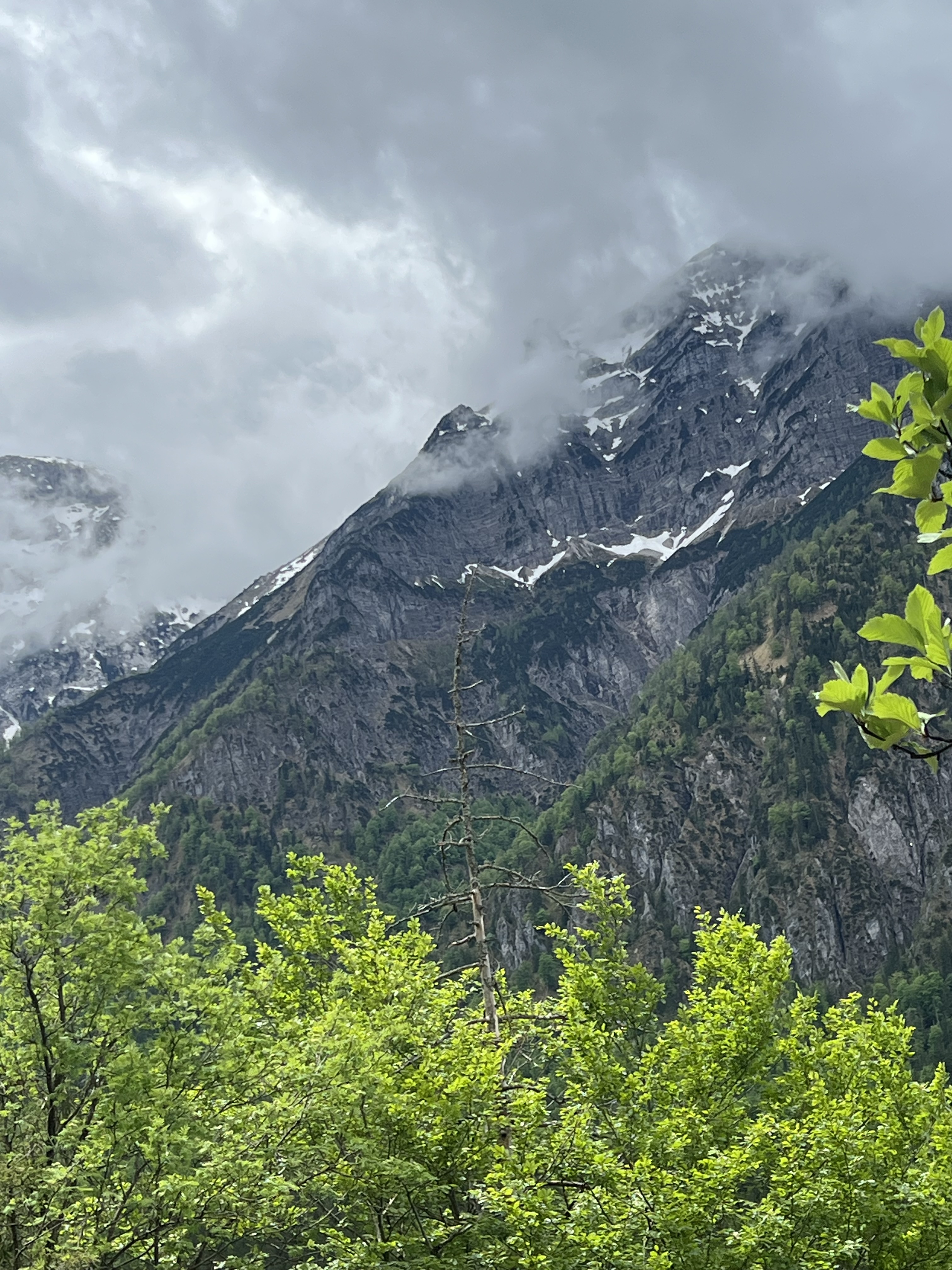 Berggipfel in Wolken und Nebel